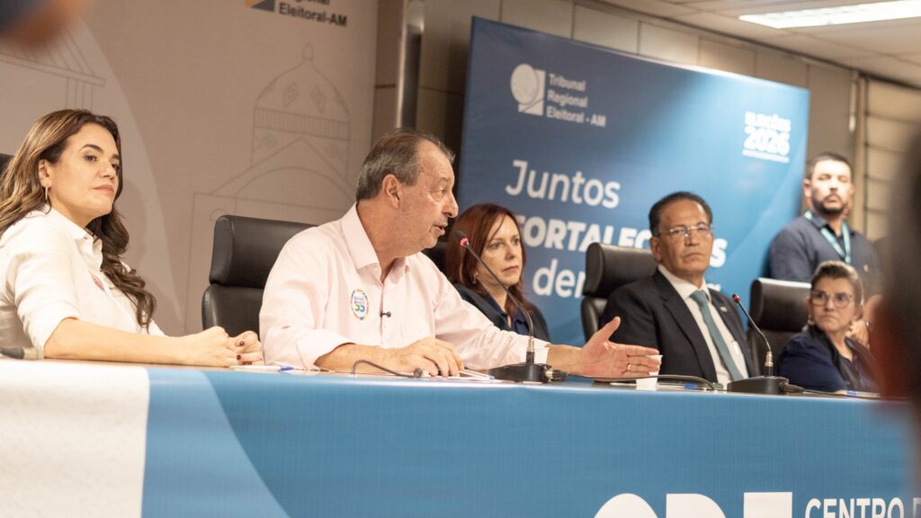 Omar Aziz eleito governador do AM em 2026 durante coletiva de imprensa no TRE-AM